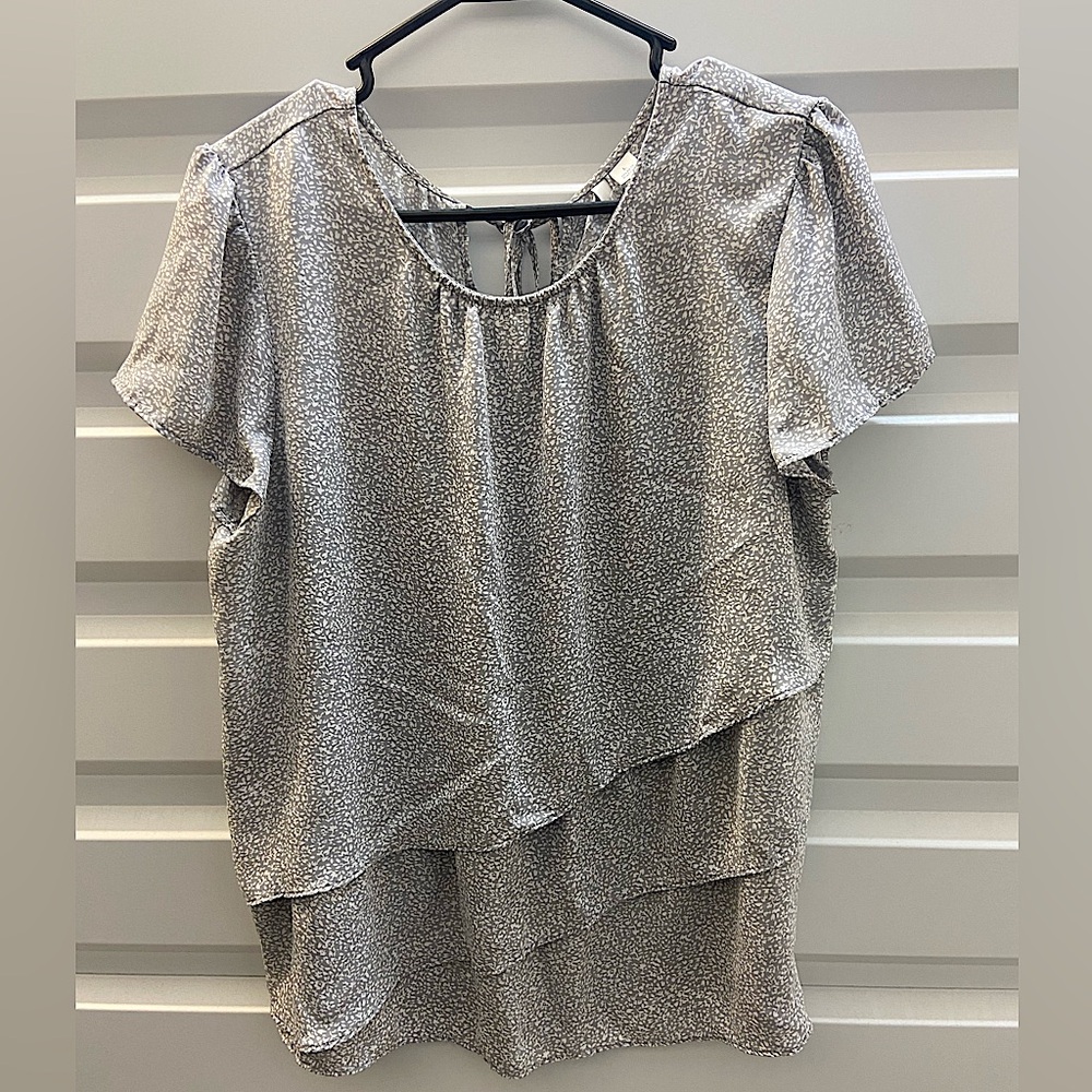 Lauren Conrad grey white print three ruffle blouse size L